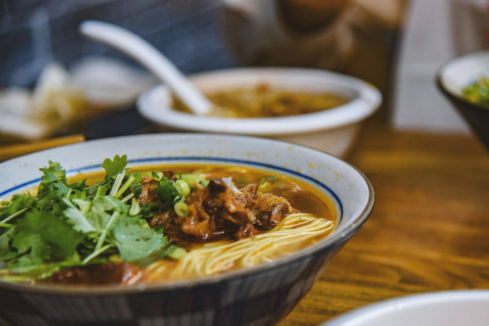 一碗配香菜的红烧牛肉面——约堡中餐